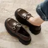 Zapatos de cuero de suela gruesa de tamaño pequeño para mujer, mocasines slip-on de estilo británico, altura oculta, hebilla de caballo popular en línea, negros, sencillos