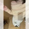 Suéter de un solo hombro súper suave con un ambiente relajado y elegante, hecho de mohair fino