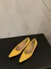 Sapatos femininos rasos Hong Kong pontudos vermelhos, novos de 2026 estilo francês de verão elegantes mocassins de camurça