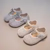 Zapatos de princesa estilo coreano con perlas 2026 suela blanda verano cuero zapatos calados lazo infantil nuevo tejido zapatos de una sola pieza para niñas