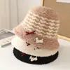 Al por mayor 25 Años Otoño e Invierno Nuevo Sombrero de Pescador Tejido Tela Perro Lazo Mujer Espesado Dulce Protección Auditiva Sombrero de Cubo Sombrero de Cuenca