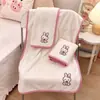 Conjunto de Toalhas de Banho Bordado de Coelho Bolo Fleece Coral Absorvente de Água Amigo da Pele Macio Uso Doméstico Touca Toalha para Secar Cabelo Feminina Conjunto de Três Peças