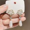 Aretes Coreanos Populares de Camelia Simple con Perla para Mujer ins Estilo Frío Nicho Retro Moderno Aguja de Plata S925