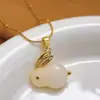 Colar com Pingente de Gato Coelho de Jade Pedra Olho de Gato com Design Levemente Luxuoso, Nicho, Doce e Fofo, Acessório de Alta Qualidade, Ágata Vermelha, Levemente Luxuoso