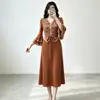 Vestido feminino estilo francês 2026 novo modelo, decote V, cintura com amarração, vestido acinturado em linha A, mangas sino, elegante e estiloso, vestido plissado Issey Miyake