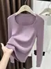 Blusa de Lã Base Temperamento Marrom para Mulheres Outono/Inverno 2026 Esquema de Cores Mesclado Corte Justo Gola Baixa Blusa Interna Toque de Alto Padrão