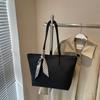 Bolsa tote feminina de grande capacidade, estilo coreano, simples, estilo ocidental, 2025, nova, casual, para deslocamento, com textura de alta qualidade