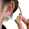 Aretes de Aleación de Cobre con un Toque de Moda y Alta Gama, Diseño de Flor de Cubo de Azúcar, Lujo Ligero, Sencillos y Versátiles, Nuevo Modelo 2026