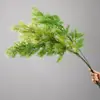Nueva decoración de boda, plantas y flores artificiales verdes, arreglos florales de techo, arte floral, pino artificial, hierba de espárrago, flores de seda, hojas verdes y arreglos de flores artificiales