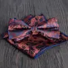 Conjunto de 2 Piezas Bufanda Cuadrada y Pajarita Jacquard Grande Nuevo Novio Boda Festivo Vino Tinto Stock Disponible en Múltiples Colores