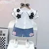 Nuevo Conjunto de Dos Piezas para Niñas de Verano: Shorts de Mezclilla con Borde Crudo, Manga Corta, Solapa con Volantes y Flor Tridimensional - Fabricante Mayorista