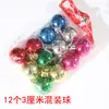 Las Decoraciones Navideñas Incluyen una Variedad de Artículos Como Adornos para el Árbol de Navidad, Lazos, Piñas, Bastones de Caramelo, Tambores Pequeños, Muñecos de Nieve, Copos de Nieve y Accesorios