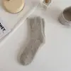 Calcetines de terciopelo de visón para mujer al por mayor otoño e invierno japoneses lindos calcetines para dormir para mujer de media pantorrilla color liso engrosados calcetines para el suelo calcetines de postparto