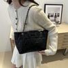 Moda Commuter Europea y Americana Bordado Retro Otoño e Invierno 2024 Nueva Moda Estilo Occidental Elegante Simple Bolso de Hombro Axilar para Mujer