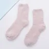 Color caramelo 21 colores color sólido Calcetines de tubo planos cálidos para mujer forro polar de coral calcetines para el suelo del hogar calcetines de medio terciopelo venta al por mayor