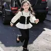 Conjunto de Camisa Estilo Coreano Inspirado em Chanel para Meninas, Novo Conjunto Casual de Moda Primavera para Bebês, Conjunto de Duas Peças com Calça Flare