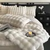 Juego de Cuatro Piezas Estilo Falda de Cama de Felpa de Conejo Engrosada Sábana de Leche Funda Nórdica Doble Cara Más Felpa Franela Coral Fleece Invierno