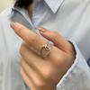 Anillo cruzado de viento frío con diseño de nicho, personalidad de moda femenina, apertura simple, anillo de comida retro rojo de red ajustable