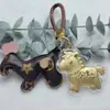 Chaveiro de Ouro Puro com Design "Riqueza Instantânea", Pingente para Celular, Presente para Melhores Amigos, Clientes da Empresa e um Amuleto da Sorte para o Ano de Nascimento