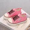Tênis de lona infantil em cores doces, sapatilhas slip-on para meninas, novos tênis de verão 2026 para meninos, sapatos casuais infantis de sola macia