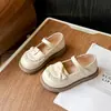 Nova coleção de primavera de sapatos infantis de couro: estilo de sapato único, com sola macia e salto baixo, para bebês e meninas, apresentando um design inspirado no britânico e abertura rasa, perfeito como sapatos de princesa para meninas pequenas