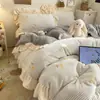 Conjunto de Cuatro Piezas de Felpa de Leche Estampada Cálida para Otoño e Invierno Estilo Coreano Encaje Grande Funda Nórdica Engrosada de Doble Cara Sábana Bajera Faldón de Cama