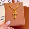 Pingente de Cruz Dourado Antigo com Cravação de Diamantes para Mulheres, Corrente de Clavícula de Personalidade de Luxo Leve Europeia e Americana com Alta Retenção de Cor