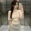 Camiseta plisada de manga corta súper elegante para mujer, nueva moda de verano, entallada a la cintura, corte ajustado, top de punto versátil en blanco