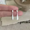 Brincos de gota de água escovados de estilo simples e indiferente para mulheres, brincos versáteis com sensação fresca e limpa, design de nicho, joia de orelha francesa