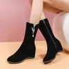 Nuevos de importación suministro Botas de media pantorrilla de terciopelo mate con tacón de cuña interior botas casuales talla 33-43 botas de talla grande