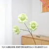 3 rosas artificiales con bordes acampanados para decoración del hogar en una habitación modelo de casa de huéspedes mejoran eficazmente la atmósfera artística del espacio