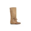 Versão em couro, dois estilos disponíveis. Bota curta com cadarço fino, bico fino, patchwork, com aumento interno de 7 cm de altura, botas Tru