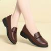 Una generación de zapatos nuevos de tacón bajo para mujer de primavera y otoño, unos cómodos zapatos de cuero marrón para los ancianos, para enviar a sus madres.