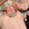 Anel Popular Xiaohongshu Dune Pequeno Diamante Anel de Três Camadas com Diamantes Brilhantes Moda Feminina Simples Empilhável Anel para Dedo Indicador Micro-Embutido