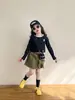Coleção Nova Primavera 2026 Estilo Coreano Roupas Infantis Meninas Shorts Modernos Camiseta com Letra Manga Longa Camisa Base com Fita