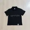 Camiseta de Verano de Manga Corta Estilo Ins Transfronterizo con Calavera de Pedrería Oscura, Diseño de Hebilla Metálica Lateral y Cuello Solapa, Top de Corte Holgado