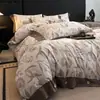 Conjunto de quatro peças em puro algodão e linho, com estampa floral vintage e detalhes de botões; um conjunto de três peças incluindo um lençol de algodão e uma fronha de edredom, todos feitos com materiais de cama de qualidade Classe A