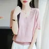 Camiseta feminina de manga curta com três botões estilo francês, top de malha elegante com decote V, básico vintage e chique, que afina a silhueta