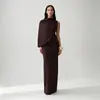 Design de moda novo feito sob medida, vestido elegante de um ombro só, que realça a silhueta, elegante, com uma sobreposição tipo xale e uma silhueta ajustada, perfeito para trajes de noite.