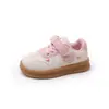 Tênis de cano baixo para meninas, novo estilo primavera e outono 2026, sapatos casuais da moda para crianças, tênis esportivos macios e antiderrapantes para meninas pequenas