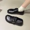 Zapatos de moda de estilo coreano con puntera dividida y hebillas metálicas, mocasines de cuero de suela plana, colección otoño 2026, zapatos slip-on de estilo británico