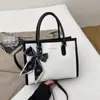 Bolsa de Mão com Lenço de Seda Color-Block Tendência Nova Moda 2025 Bolsa de Ombro Simples para o Dia a Dia Bolsa Transversal Estilosa com Textura Color-Block