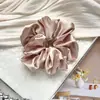 Coletero Elegante y con Estilo Color Crema para Mujer, Goma de Pelo de Satén de Moda Oversize con un Toque de Lujo