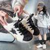 Zapatos para Niñas 2026 Estilo Nuevo Populares de Este Año Más Vendidos Zapatos Deportivos Zapatos de Entrenamiento Alemanes para Niños Suela Suave Zapatos de Tabla para Bebé Niña Primavera