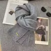 Novo Cachecol Longo de Lã Tricotado Cor Sólida Quente Espesso de Alta Qualidade Coreano com Etiqueta de Metal Outono e Inverno para Mulheres