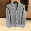 Outono e Inverno Novo Lã Tricotado Masculino Luxo Leve Moda Gola Fruta Verde Solto Casual Espessado Jaqueta Cardigan Suéter