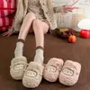 Bonitas zapatillas de algodón de corderito para mujer, nuevo estilo otoño/invierno 2026, antideslizantes para interior, forradas de felpa, cálidas, de suela suave, zapatos de algodón para niños, estilo de hombre