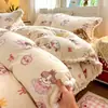 2026 Nuevo Juego de Ropa de Cama de Leche con Pompón Estilo Lindo, Funda de Edredón, Sábana Ajustable, Juego de Cuatro Piezas