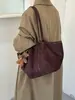 Bolsa tote grande plissada retrô de outono e inverno para mulheres, nova bolsa tote versátil para o dia a dia 2026, bolsa de ombro em camurça fosca, bolsa de axila