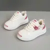 [Personalizado] K1723 Novos Sapatos Brancos Respiráveis Primavera e Verão 2025 Aumento de Altura Uso Casual Resistente ao Desgaste Estilo Coreano Sola Fina Aprendizagem
